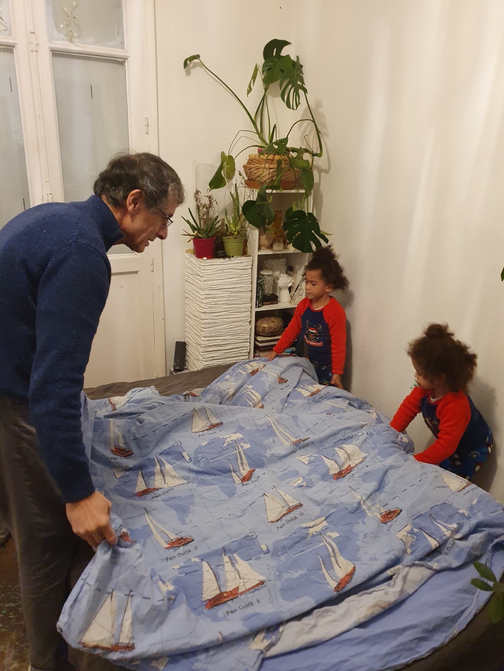 Les enfants aident Jean-François à faire son lit